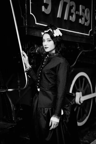 Buhar lokomotif yanında duran kadın — Stok fotoğraf