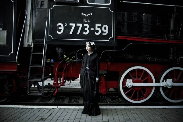 Kobieta stoi obok Parowa lokomotywa — Zdjęcie stockowe