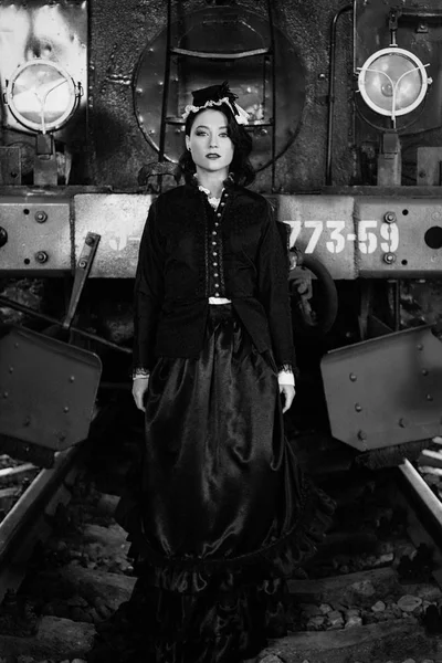 Mulher em vestido vintage perto de locomotiva a vapor — Fotografia de Stock