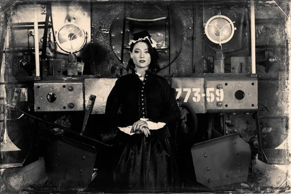 Nő a vintage ruha steam locomotive közelében — Stock Fotó