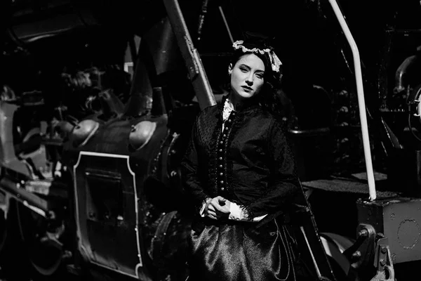 Mulher em vestido vintage perto de locomotiva a vapor — Fotografia de Stock