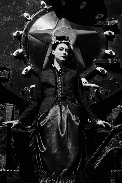 Frau im Vintage-Kleid nahe der Dampflok — Stockfoto