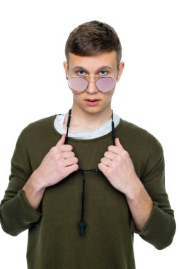 Yakışıklı genç adam.