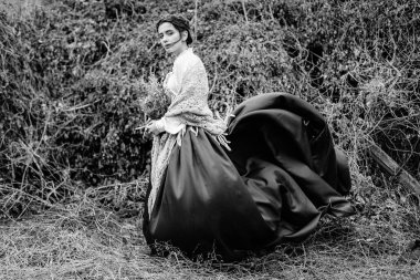 kadın holding kır çiçekleri buketi