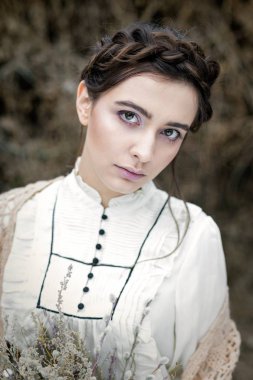 kadın holding kır çiçekleri buketi