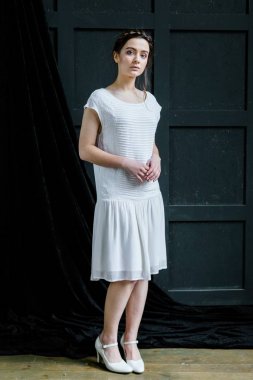 şık elbiseli kadın