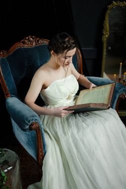 Kadın holding eski kitap