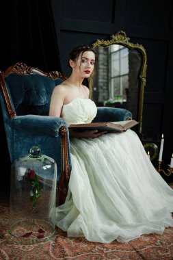 Kadın holding eski kitap