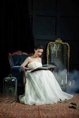 Kadın holding eski kitap