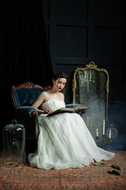 Kadın holding eski kitap