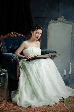 Kadın holding eski kitap