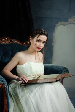 Kadın holding eski kitap