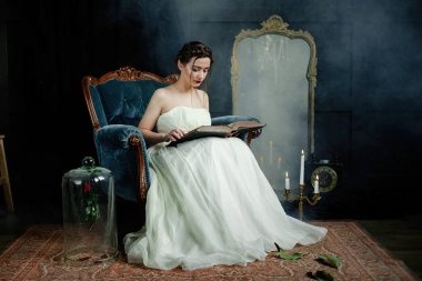 Kadın holding eski kitap