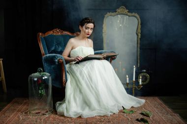 Kadın holding eski kitap