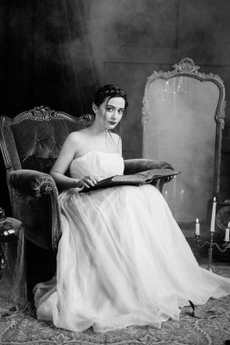 Kadın holding eski kitap