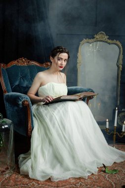 Kadın holding eski kitap