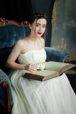 Kadın holding eski kitap