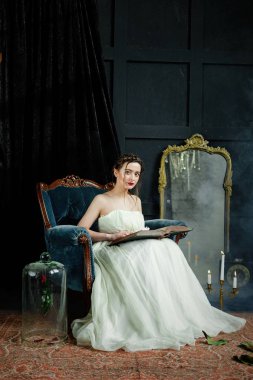 Kadın holding eski kitap