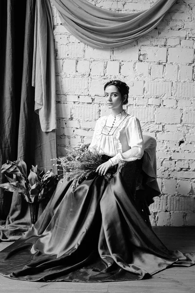 Mulher segurando buquê de flores silvestres — Fotografia de Stock