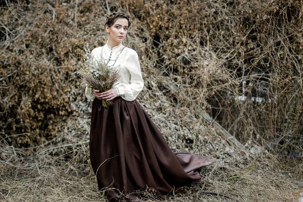 Mulher segurando buquê de flores silvestres — Fotografia de Stock