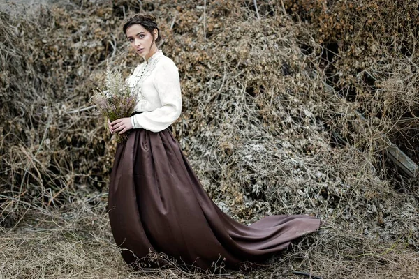 Mulher segurando buquê de flores silvestres — Fotografia de Stock