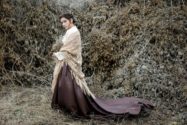 Mujer sosteniendo ramo de flores silvestres — Foto de Stock