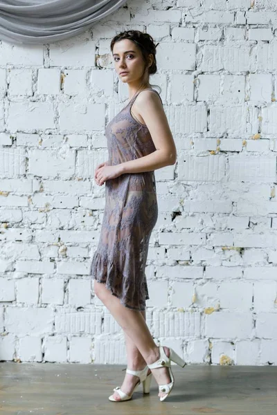 エレガントなドレスを着た女性 — ストック写真