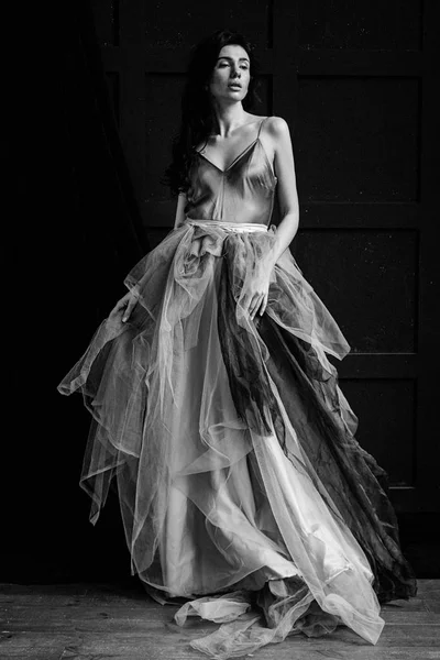 Femme en robe de luxe — Photo