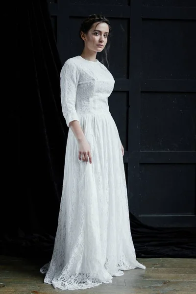 Mujer en vestido vintage blanco — Foto de Stock