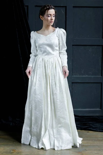 Žena v bílých šatech vintage — Stock fotografie