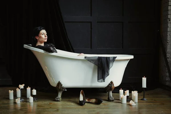 Donna in tubo da bagno vintage — Foto Stock