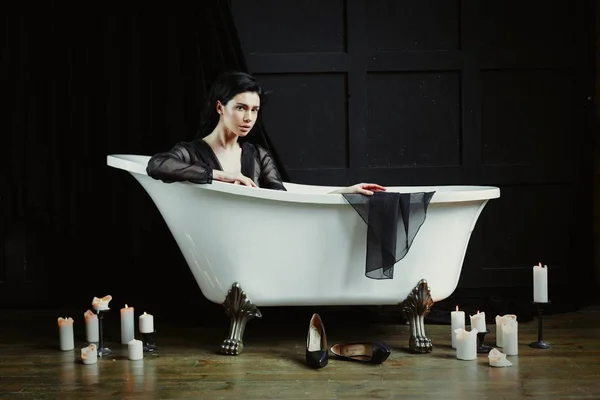 在老式的浴缸中的女人 — 图库照片