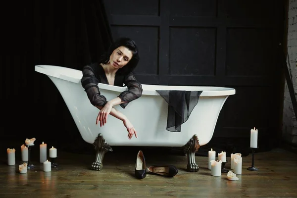 Kvinna i vintage bathtube — Stockfoto