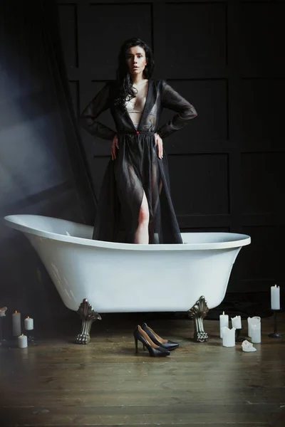 Frau in Vintage-Badewanne — Stockfoto