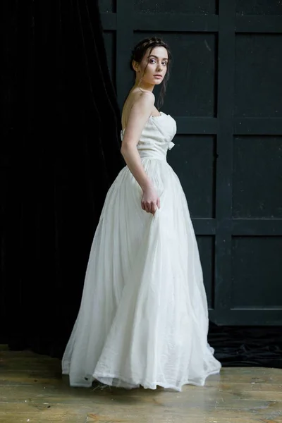 Donna in abito da sposa — Foto Stock