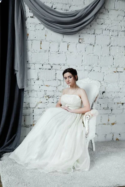 Donna in abito da sposa — Foto Stock