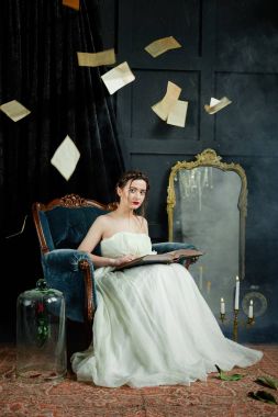 Kadın holding eski kitap