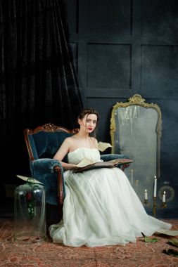 Kadın holding eski kitap