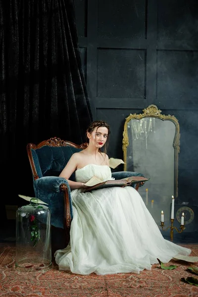 Kadın holding eski kitap