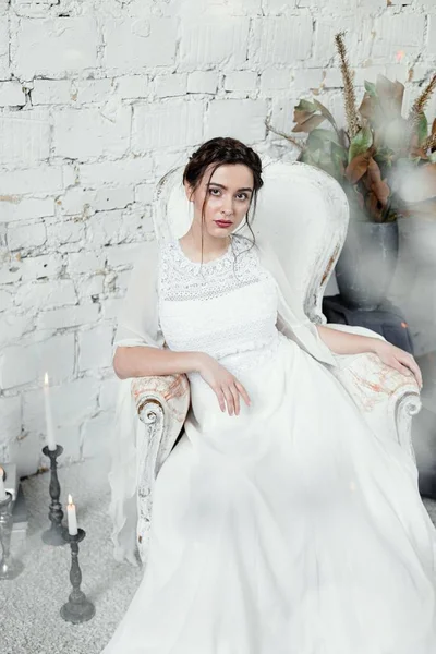 Frau im Hochzeitskleid — Stockfoto