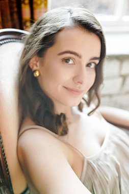 Genç çekici kadın.