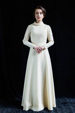 eski moda elbiseli kadın