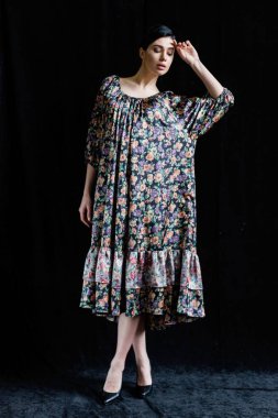 eski moda elbiseli kadın