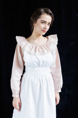 eski moda elbiseli kadın