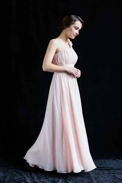 Kvinna i elegant klänning — Stockfoto