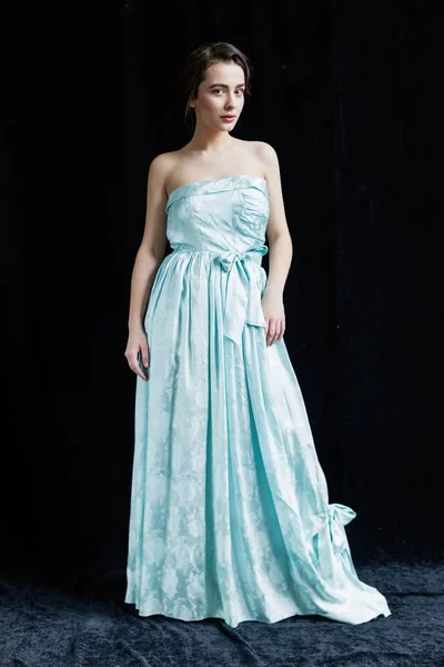 Femme en robe bleue — Photo