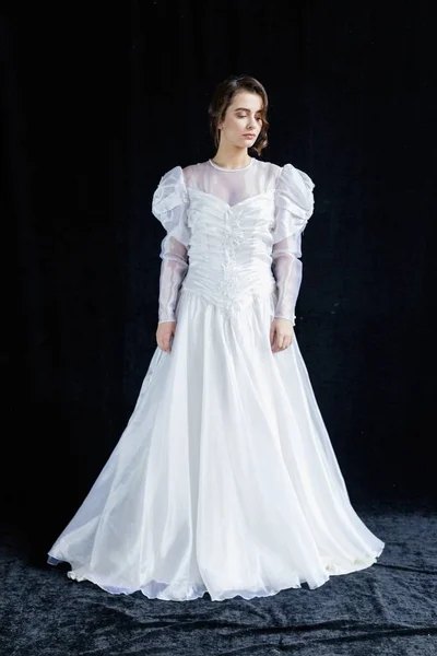 Женщина в винтажном свадебном платье — стоковое фото