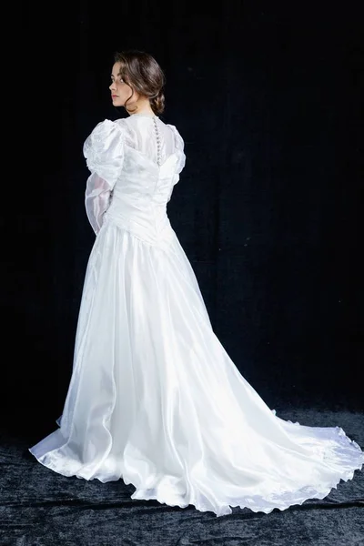 Femme en robe de mariée vintage — Photo