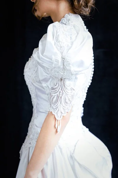 Жінка в вінтажній весільній сукні — стокове фото