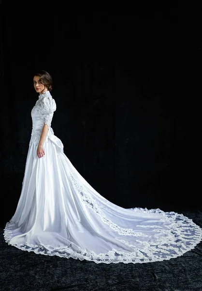 Vrouw in vintage trouwjurk — Stockfoto